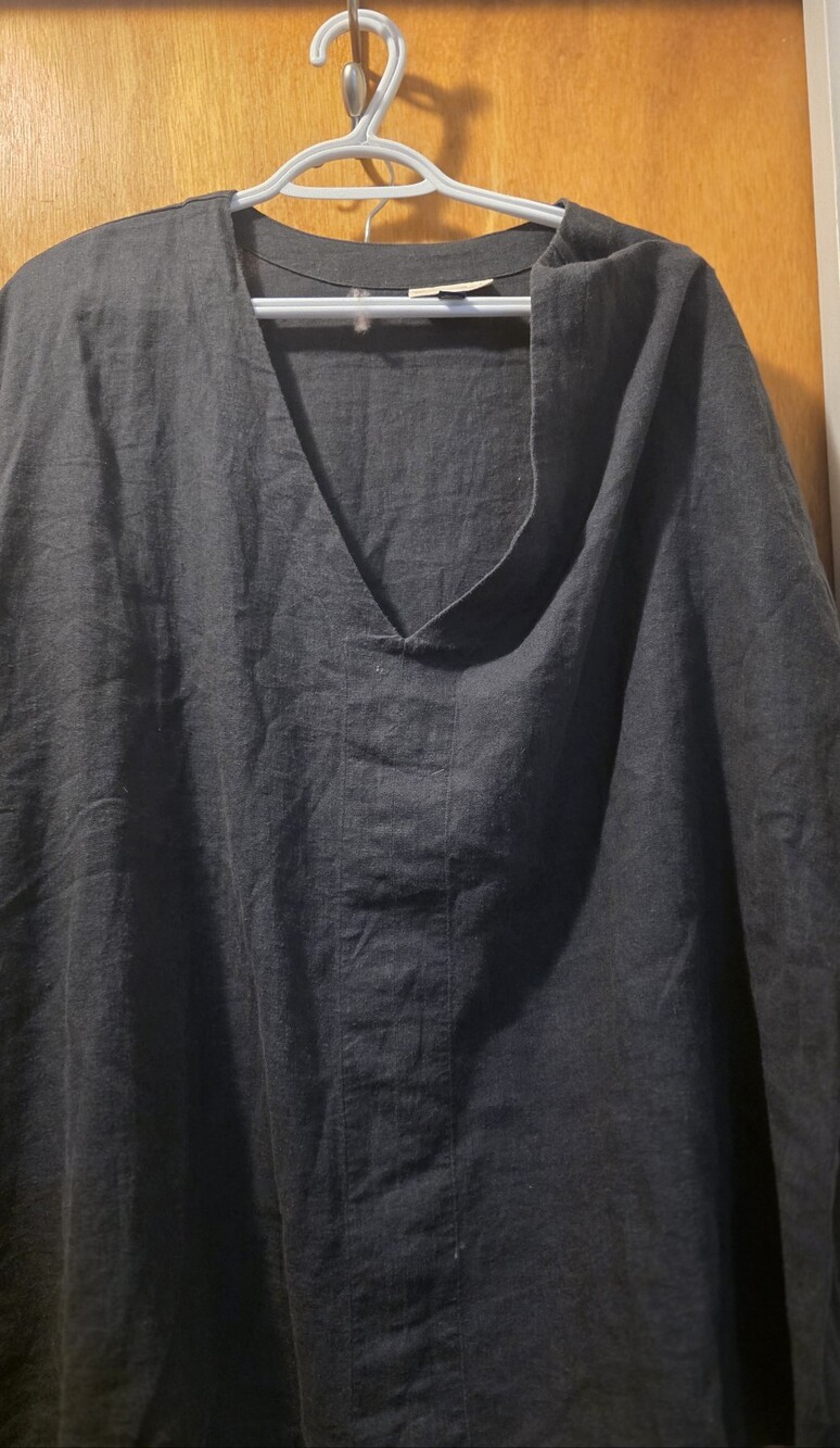 Universal Thread WoMen's Black Short Slleeve V-Neck Shirt